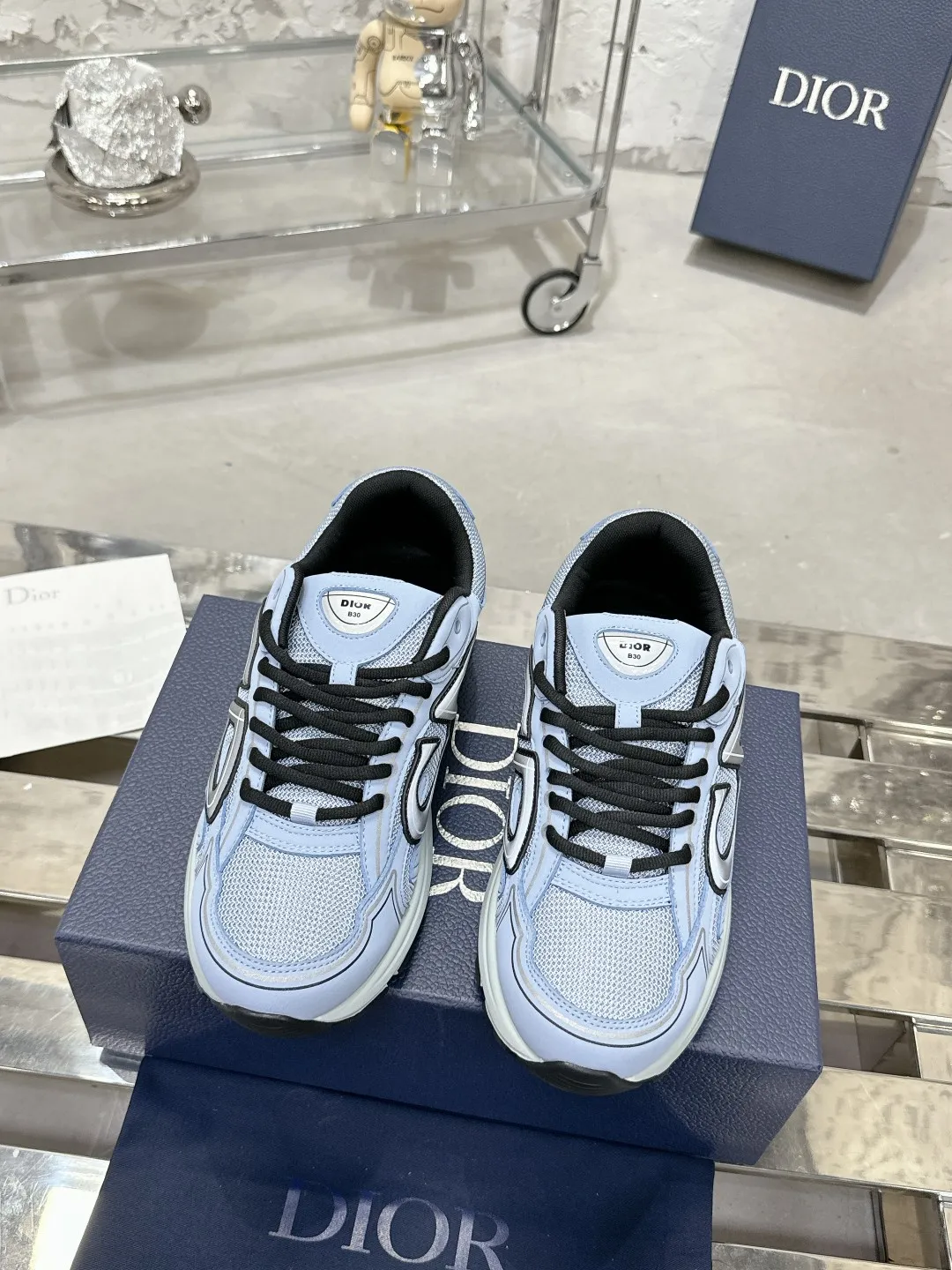 Men's men's shoes 💰600❤️❤️❤️High version Dior Dior's latest color matching B30 series reflective dad sneakers original 17380💰 purchased for development and production Brand new B30 sneakers Dad Shoes style shoes that follow the trend of the retro market The Dior logo on the tongue also indicates that this pair of shoes is the B30 model! B30 uses fine-textured leather and mesh cloth materials to form a shoe body. There are conspicuous letters CD on both sides of the shoe body to indicate identity. Many lines on the shoe body outline details to make the shoes look less monotonous and full of retro flavor. The delivery counter is exquisitely packaged🛍📦 ▪️Fabric: Original customized technical fabric + mesh ▪️Inner lining: Customized breathable lining ▪️Outsole: Original molded IP foam + TPU outsole ▪️Sole thickness: 3.5CM ▪️Size: Women’s size 35-40 / Men’s size 39-46